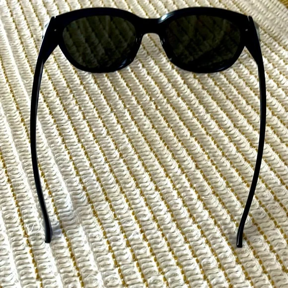 Hi! These cobalt blue Oakley shades are well made and  display picture 2